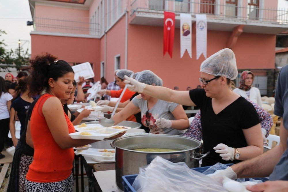 Doğan Çelik Burhaniye De İftar Verdi