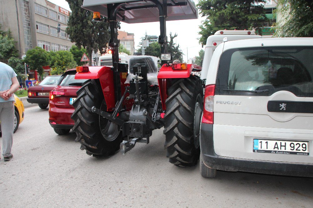 Yeni Aldığı Ve Daha Plakası Dahi Takılmayan Traktörle Kaza Yaptı