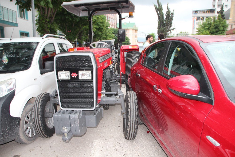 Yeni Aldığı Ve Daha Plakası Dahi Takılmayan Traktörle Kaza Yaptı