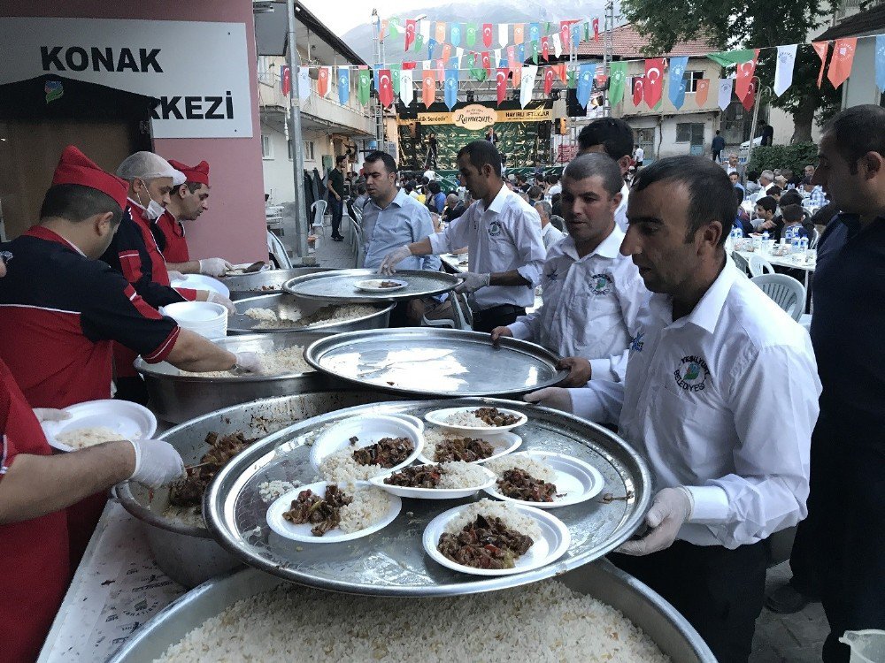Yeşilyurt Belediyesi Meydan İftarlarıyla Ramazan Ayının Bereketini Paylaşıyor