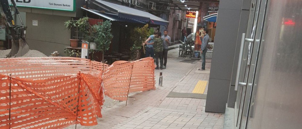 Esnaf Komşusunu Sopayla Darp Etti