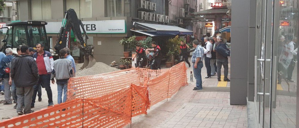 Esnaf Komşusunu Sopayla Darp Etti