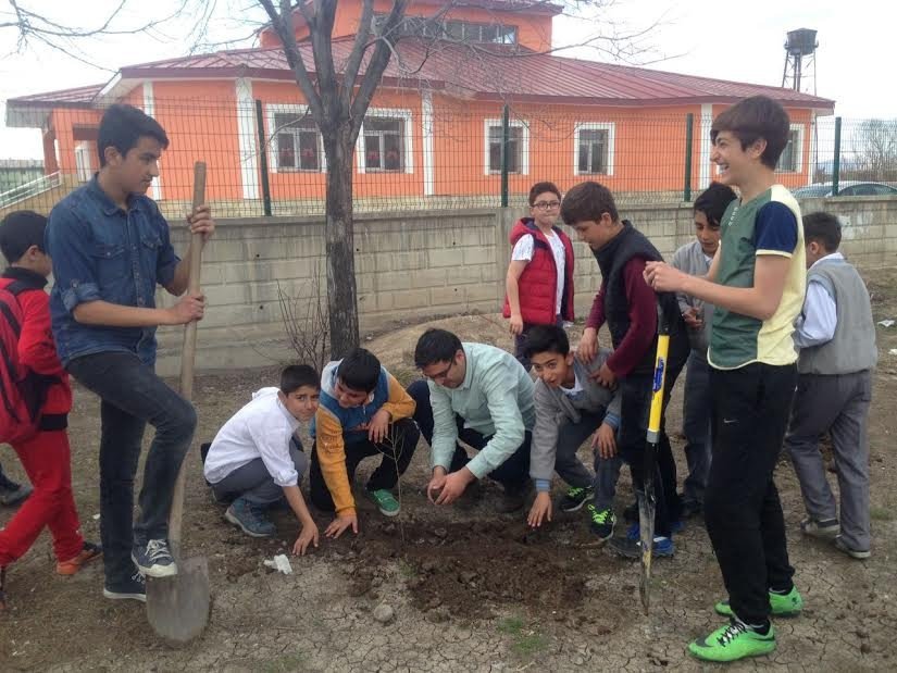 Ağrı’da Okul Bahçelerine Fidan Dikimi Yapıldı