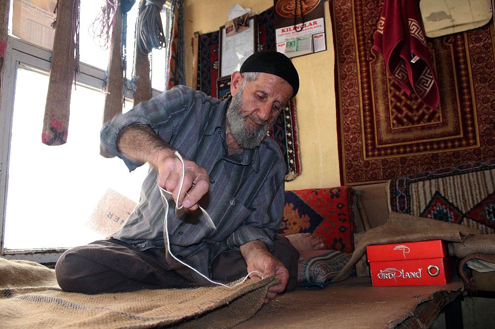 Emekli Olunca, Yok Olan Mesleğini Canlandırdı