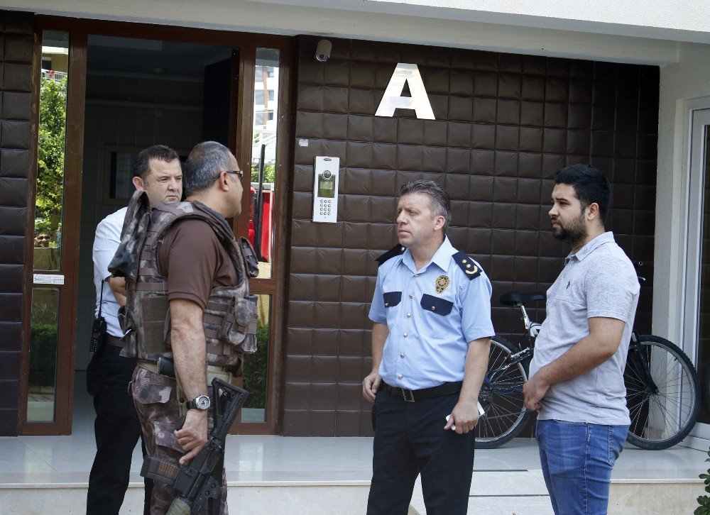 Antalya’da Kendisini Eve Kapatan Şizofren Genci Özel Harekat Ekipleri Çıkardı