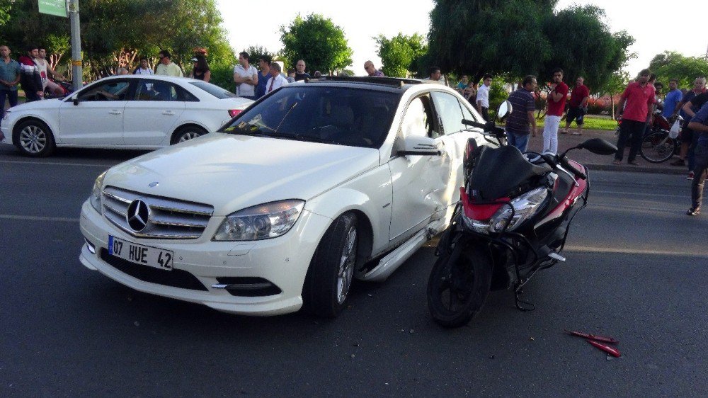 Alanya’da Motosikletle Otomobil Çarpıştı: 1 Ağır Yaralı