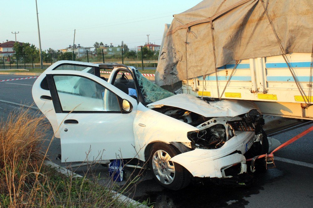 Antalya’da Otomobil Tırın Altına Girdi: 1 Ölü, 1 Yaralı