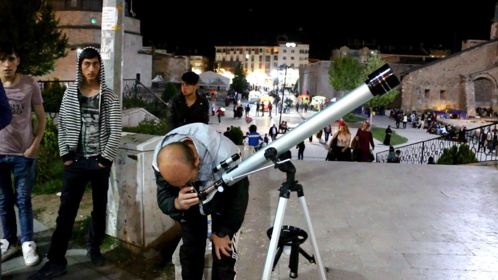 Hobi Olarak Aldığı Teleskop İle Ay’ı İzletip Para Kazanıyor