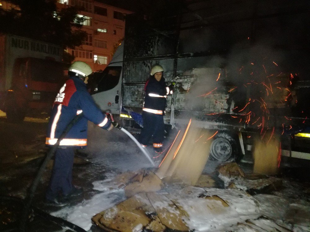 Bahçelievler’de Kamyonetin Kasası Yandı