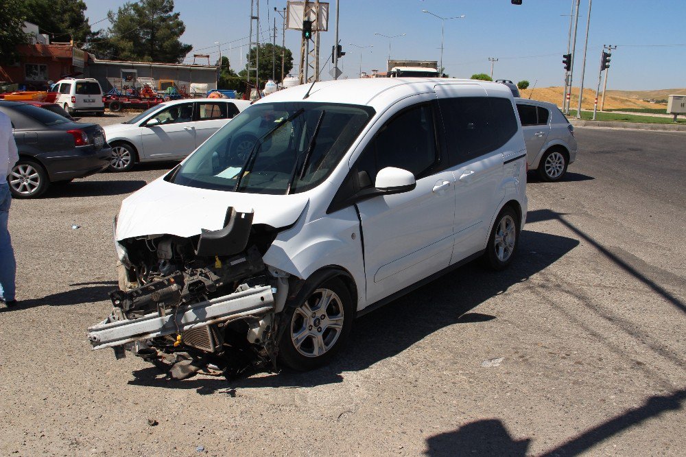 Hasta Taşıyan Ambulans İle Otomobil Çarpıştı: 5 Yaralı