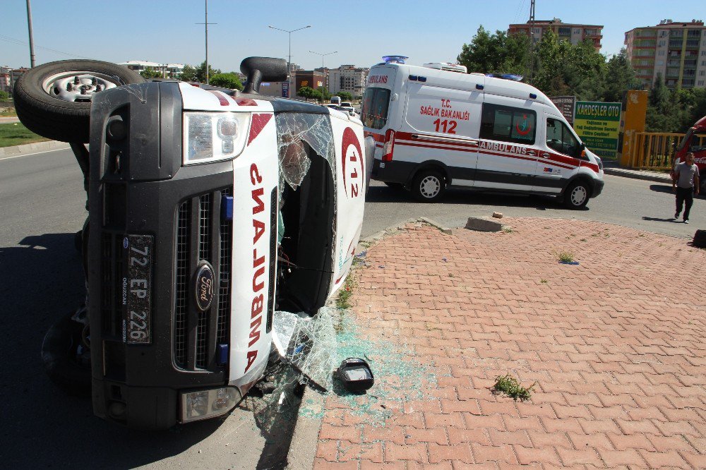 Hasta Taşıyan Ambulans İle Otomobil Çarpıştı: 5 Yaralı