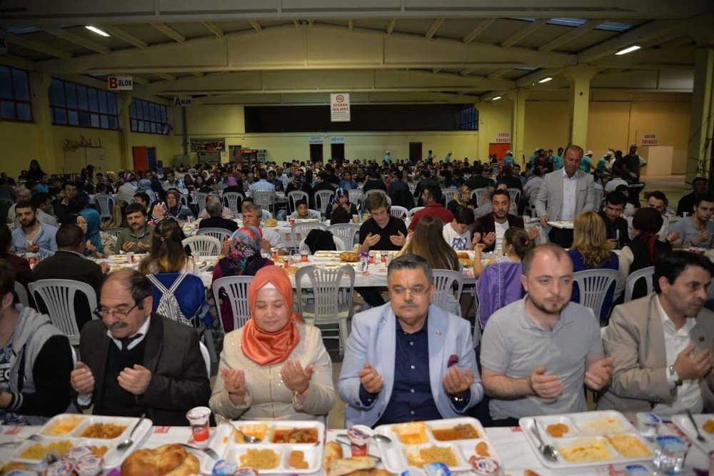 Belediye Personelleri İftar Yemeğinde Bir Araya Geldi