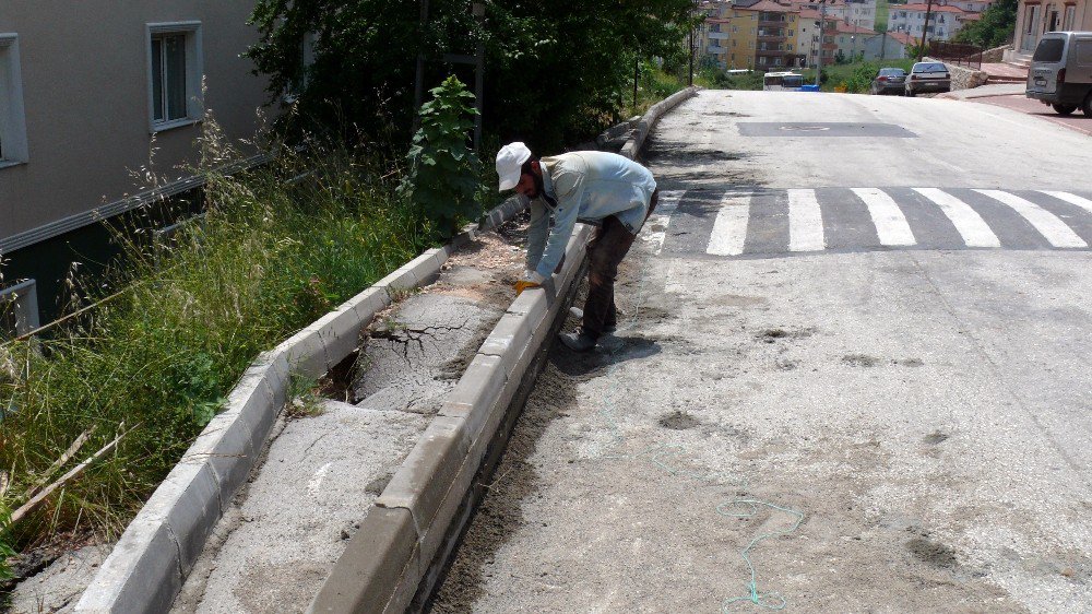 Su Basmasına Neden Olan Yolda Çalışma Yapıldı