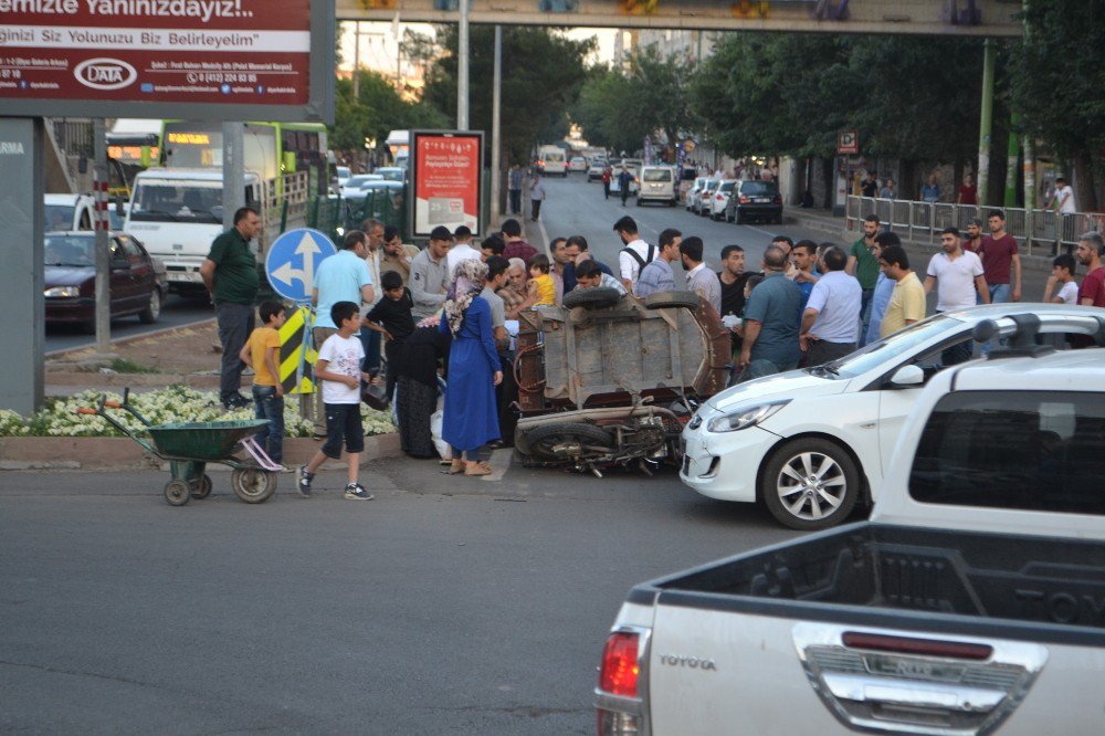 Sepetli Motosiklet İle Otomobil Çarpıştı: 2 Yaralı