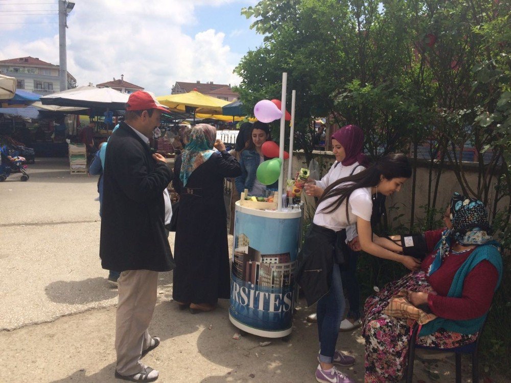 Düzce Üniversitesi Öğrencileri 200 Yaşlıya Rehberlik Etti