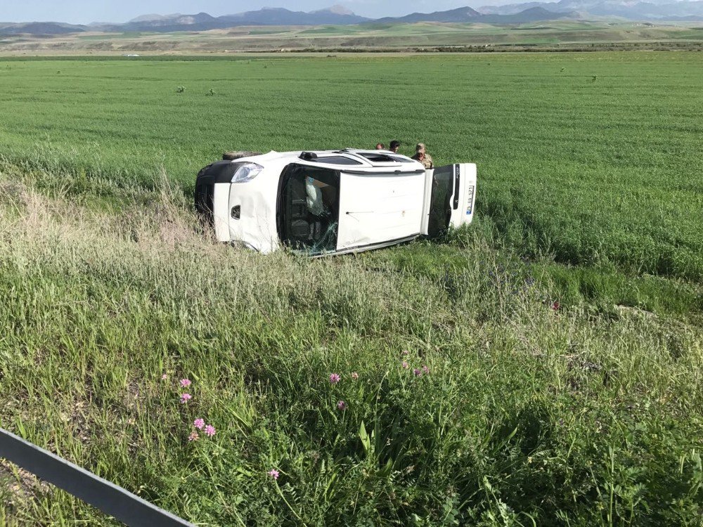 Horasan’da Kamyonet Devrildi: 1 Yaralı