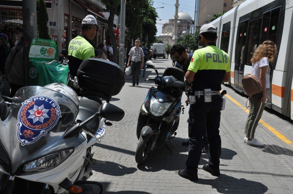 Tramvay Yolunda Motorlu Araçlara Uygulama