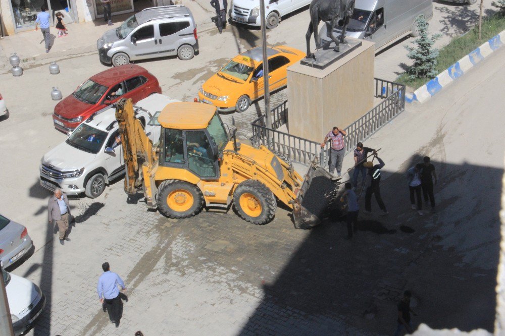 Hakkari’de Kasisli Yolar Asfaltla Kapatıldı