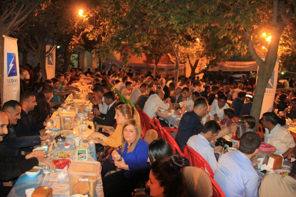 Hakkari Protokolü Vedaş’ın İftar Yemeğinde Buluştu