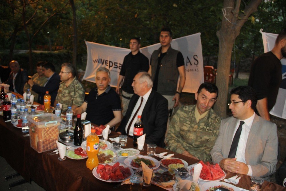 Hakkari Protokolü Vedaş’ın İftar Yemeğinde Buluştu