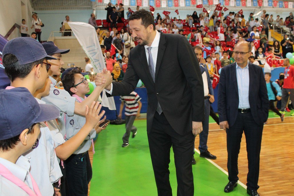 Hidayet Türkoğlu Çocuklara Basketbol Topu Dağıttı