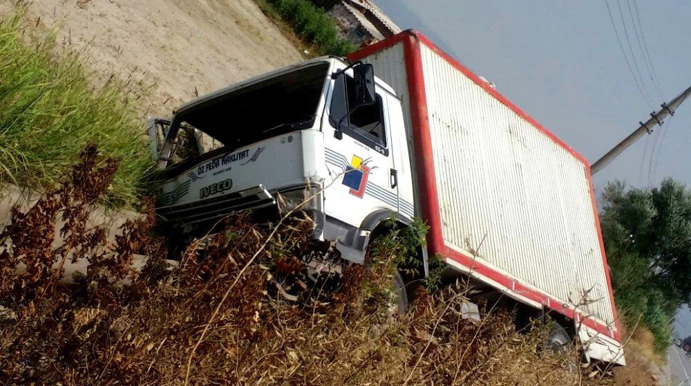 Söke’de Yoldan Çıkan Kamyonet Yan Yattı