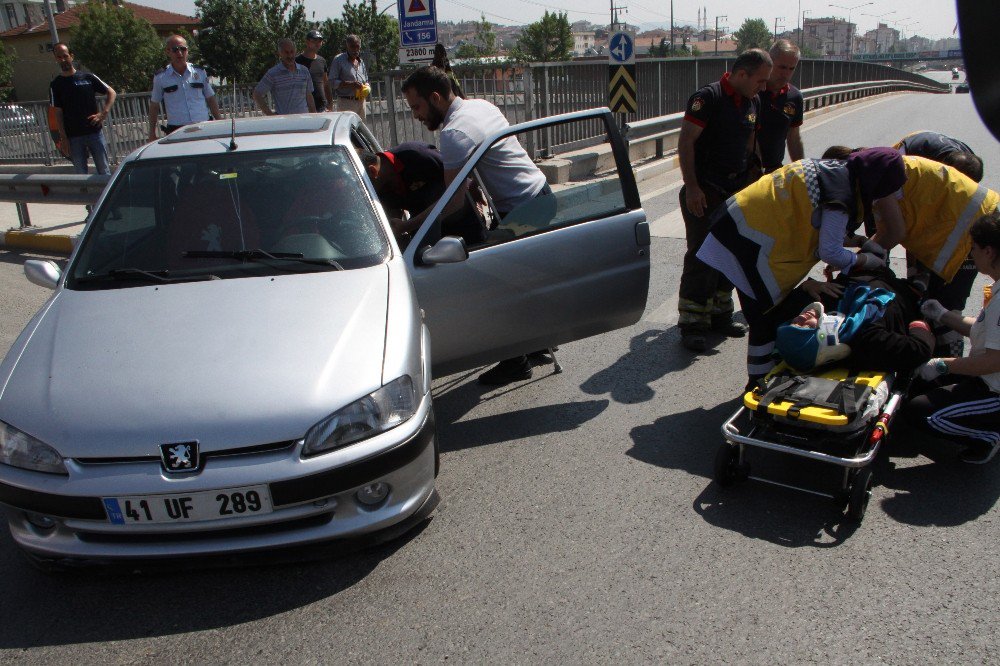 Kaza Yapan Otomobilde Sıkışan Yaşlı Kadını İtfaiye Kurtardı