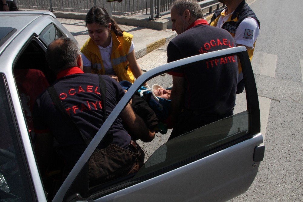 Kaza Yapan Otomobilde Sıkışan Yaşlı Kadını İtfaiye Kurtardı