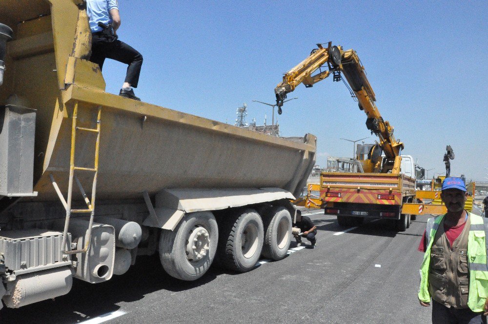 Kamyon Kasası İle Beton Bariyer Arasında Sıkıştı