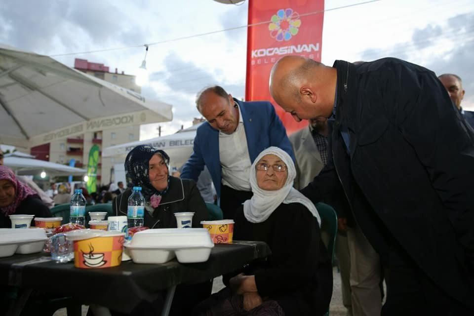 Hilal Mahallesi Sakinleri İftarı Çolakbayrakdar Çifti İle Birlikte Açtı