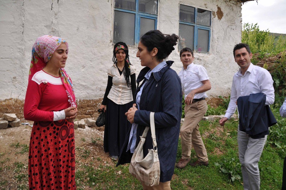 Kaymakam Özkan’dan Dar Gelirli Ailelere Gıda Paketi