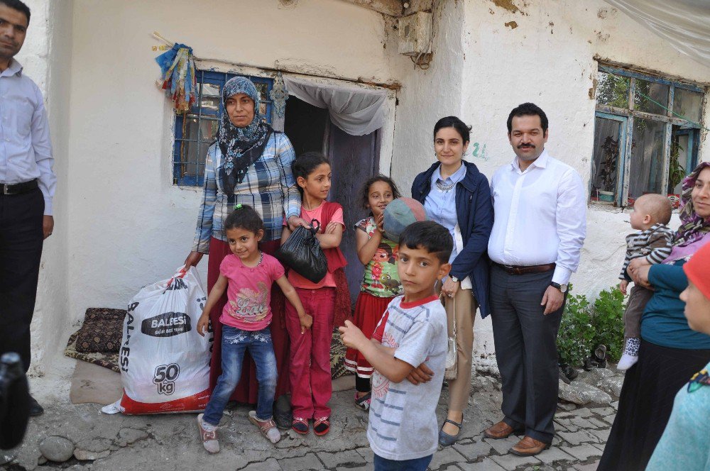 Kaymakam Özkan’dan Dar Gelirli Ailelere Gıda Paketi