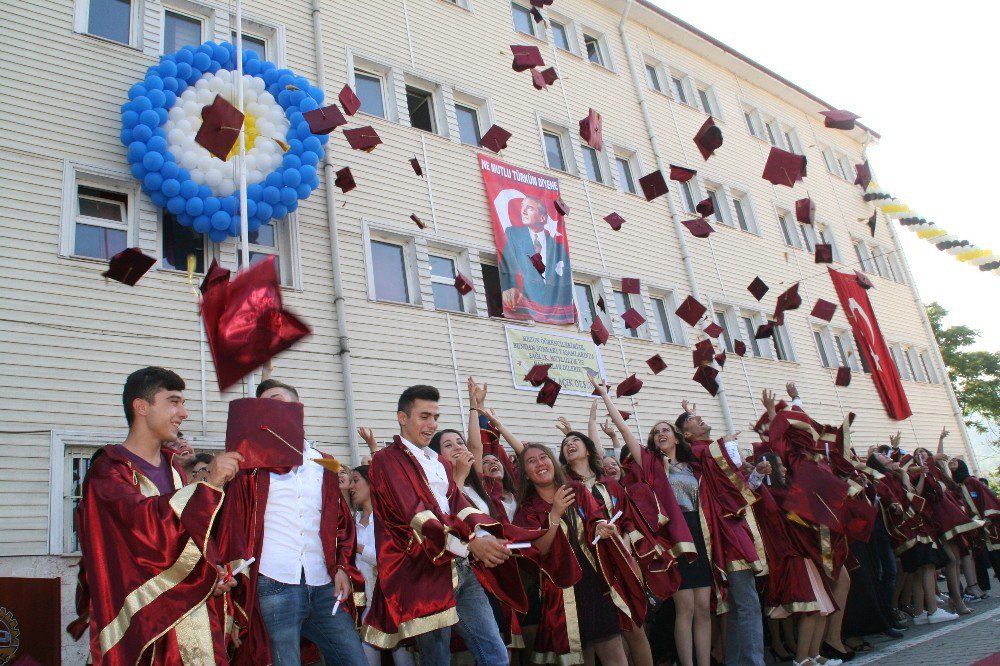 Devrek Metem’li Öğrencilerden Mezuniyet Sevinci