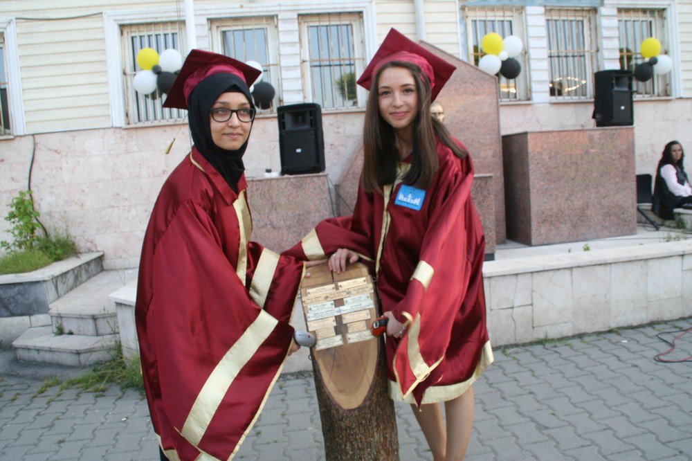 Devrek Metem’li Öğrencilerden Mezuniyet Sevinci