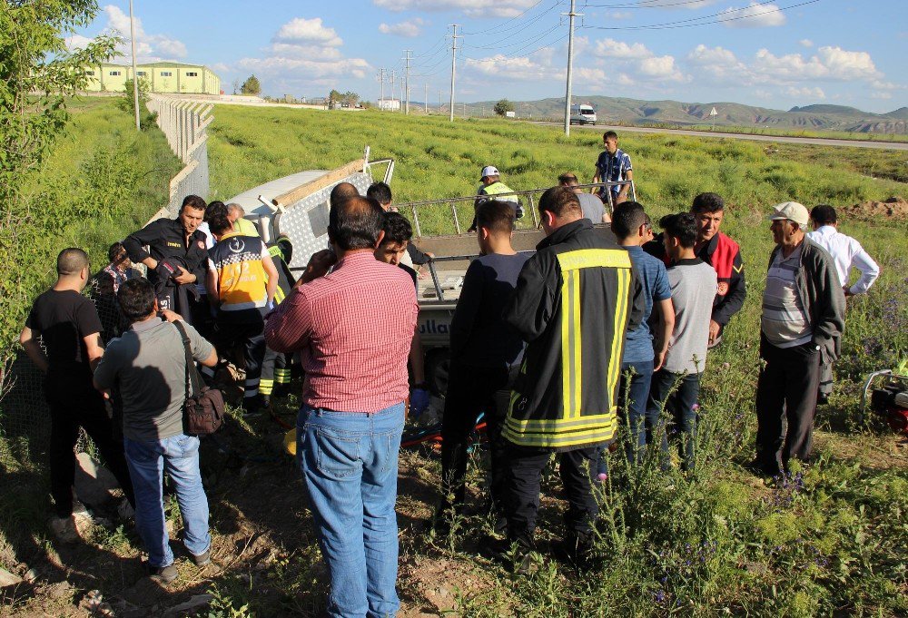 Kamyonette Sıkışan Sürücüyü İtfaiye Ekipleri Kurtardı