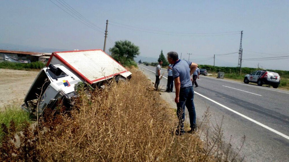 Söke’de Yoldan Çıkan Kamyonet Yan Yattı