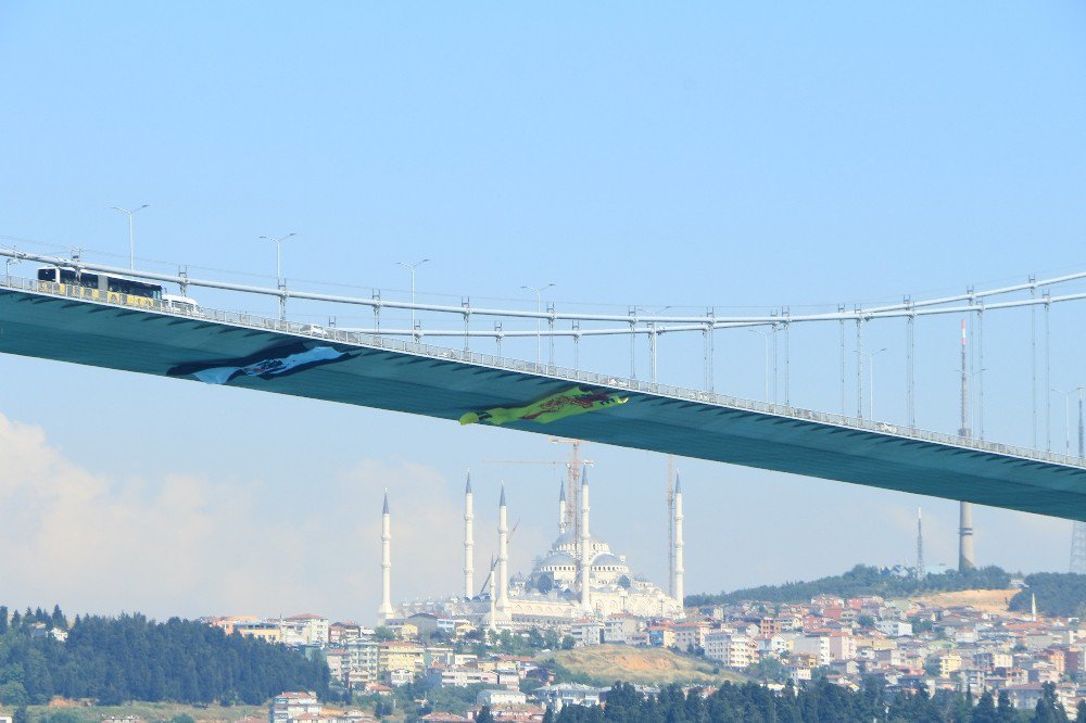 15 Temmuz Şehitler Köprüsü’ne Göztepe Bayrağı Asıldı