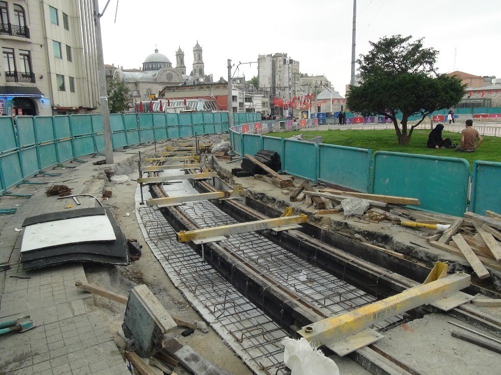 Taksim’de Nostaljik Tramvayın Rayları Döşenmeye Başlandı