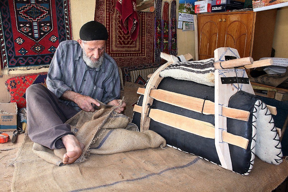 Emekli Olunca, Yok Olan Mesleğini Canlandırdı