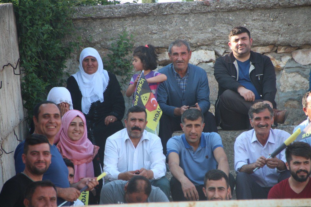 70 Yaşındaki Teyze Köy Futbol Takımının Hiçbir Maçını Kaçırmıyor