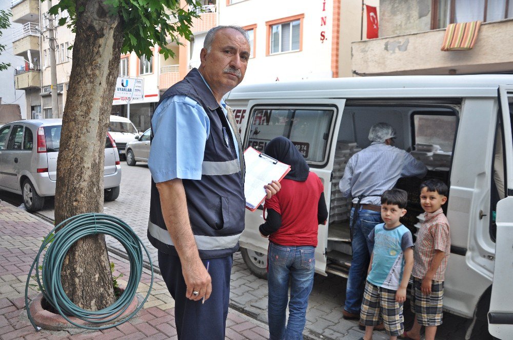 Yardıma Muhtaç Ailelere İftar Yemekleri Dağıtılıyor