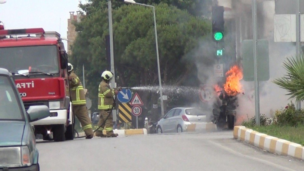 Seyir Halindeyken Alev Alan Motosiklette Yanmaktan Son Anda Kurtuldular