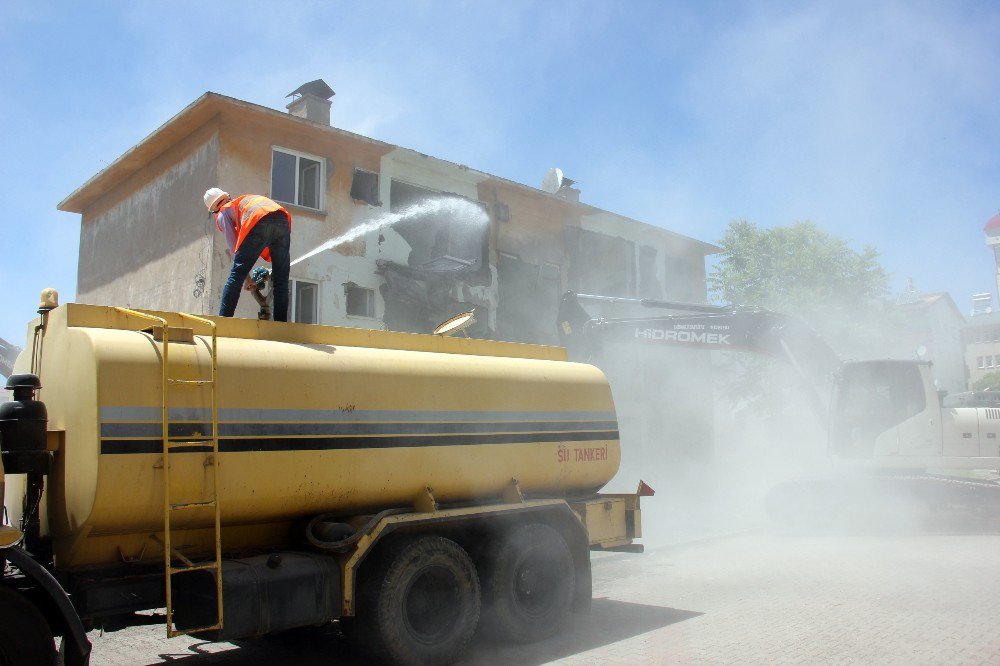 Bingöl’de 1971 Depremi Sonrasında Yapılan Deprem Konutları Yıkılıyor