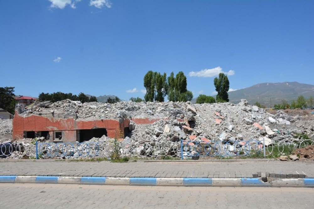 Tatvan’da Üçüncü Etap Sahil Parkı Çalışmaları Başladı