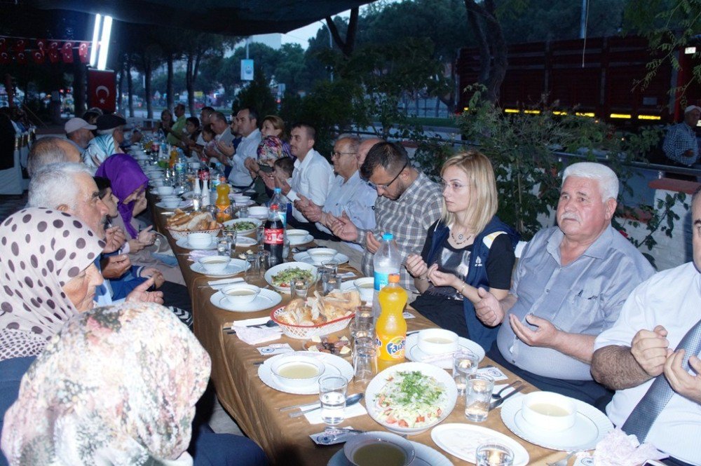 Lapseki’de Gazi Ve Şehit Ailelerine İftar Verildi