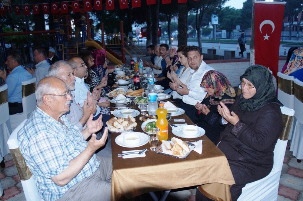 Lapseki’de Gazi Ve Şehit Ailelerine İftar Verildi