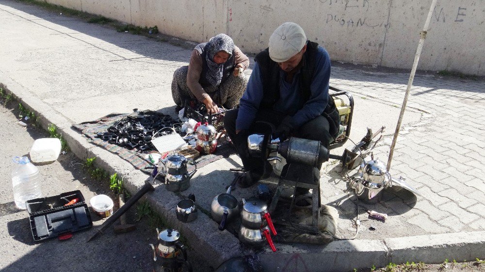 Ekmeğini, Kalaycılık Yaparak Kazanıyor