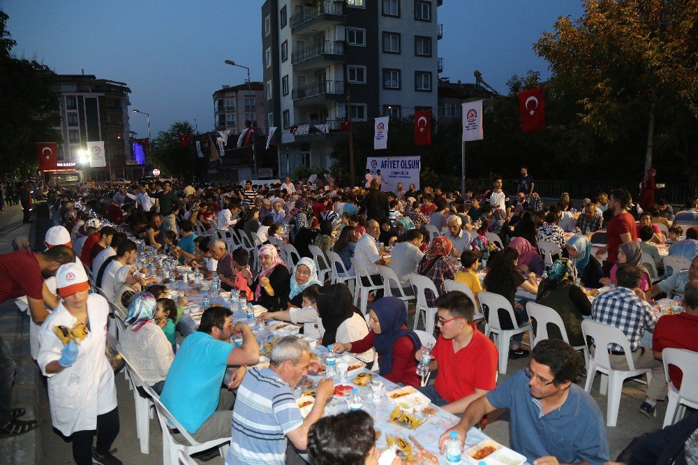 Büyükşehir’den 2 Mahallede 4 Bin Kişiye İftar