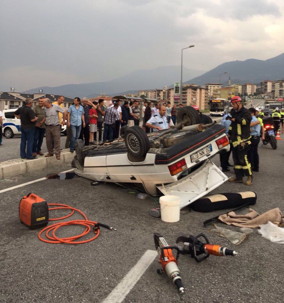 Kontrolden Çıkan Otomobil Yolda Takla Attı: 4 Yaralı