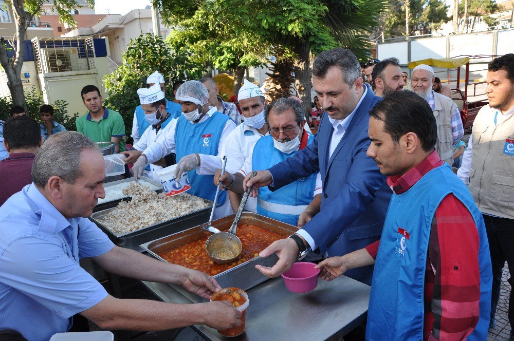 Beşir Derneğinden Türk Ve Suriyeli İhtiyaç Sahiplerine İftar Yemeği